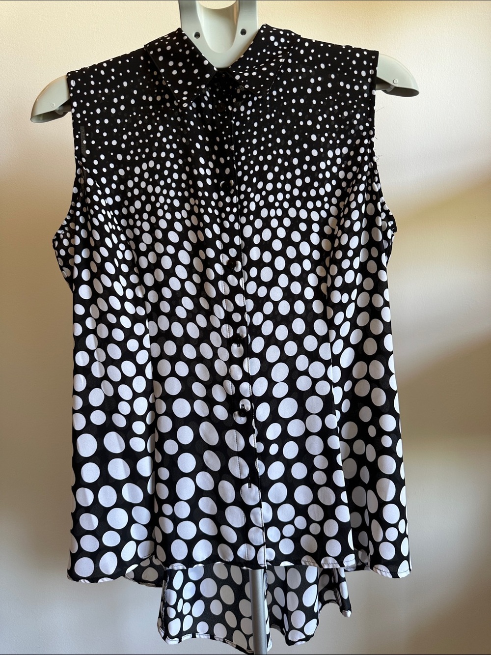 Tan Jay Black and White Polka Dot Sleeveless Button-Down Shirt
